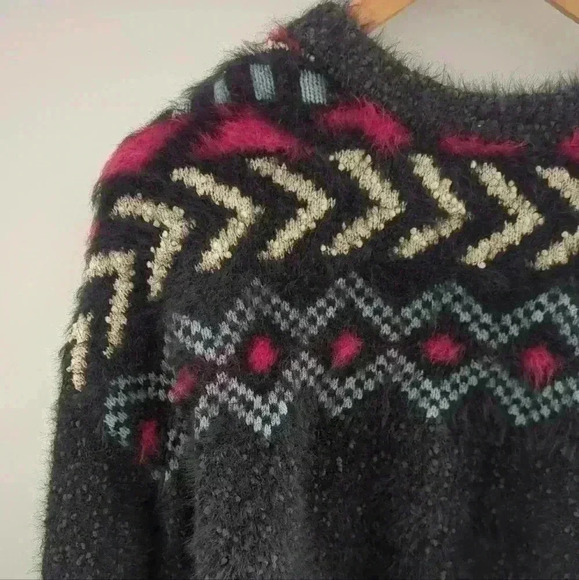 🌴2/$25🌴ARIZONA JEAN CO. | Women's Black Patterned Fuzzy Cropped Sweater - Picture 2 of 3